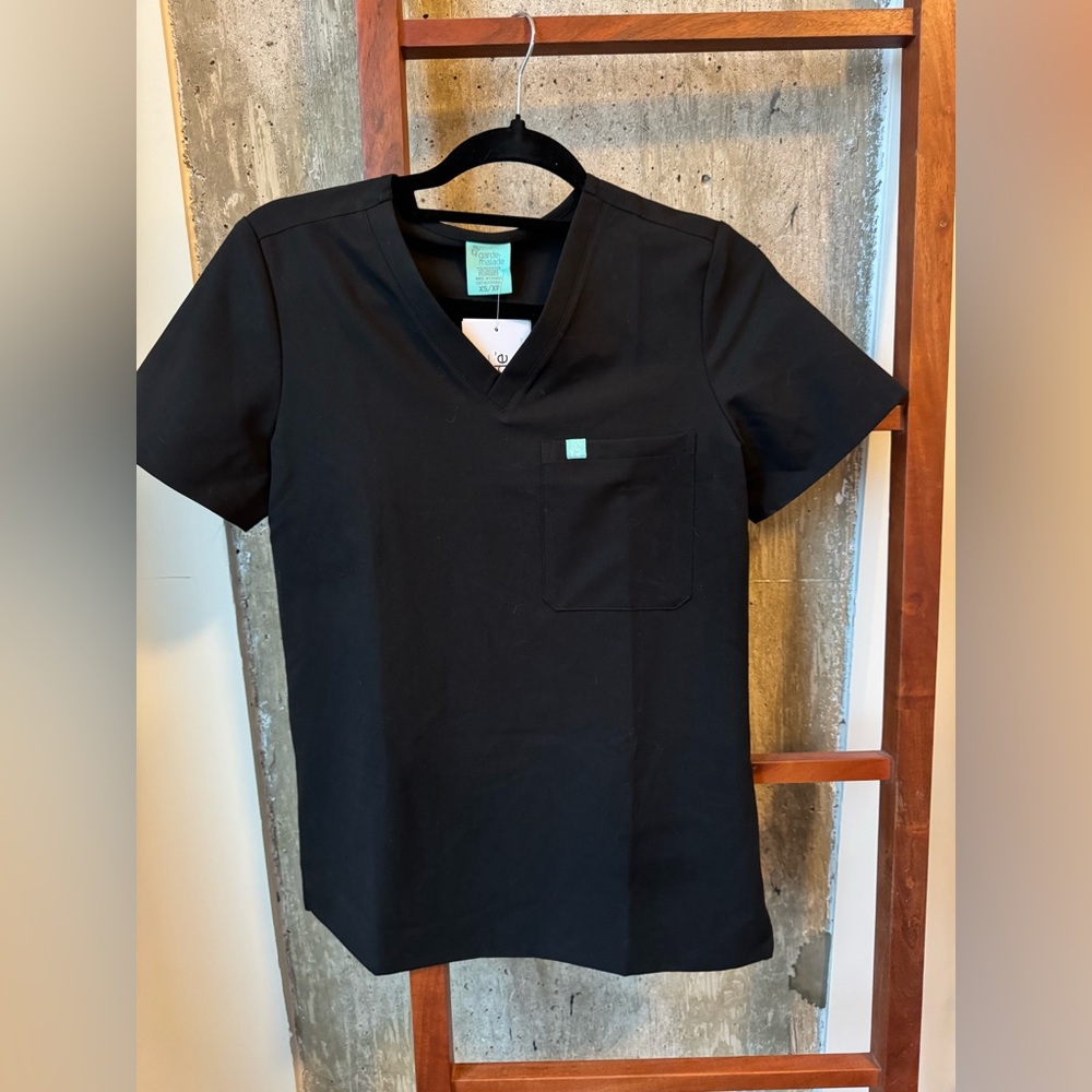 Garde Malade One Pocket Scrub Top
Gabrielle / XS / Black
